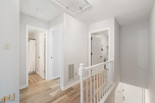 Building Photo - 2be / 1.5ba Duplex Unit B - Great Convenient Location