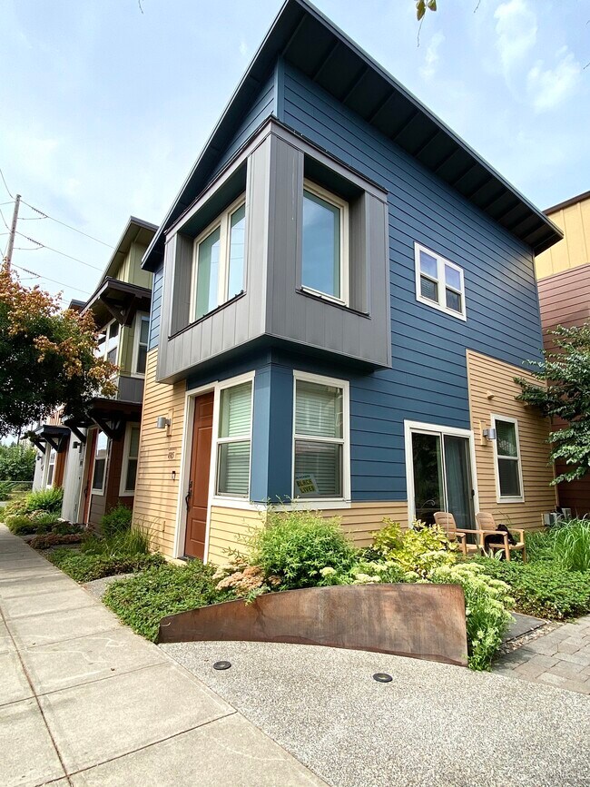 Exterior view and patio - 4305 SE Division St