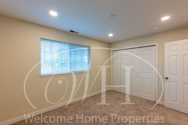 Building Photo - Spacious 2 bedroom duplex with attached garage