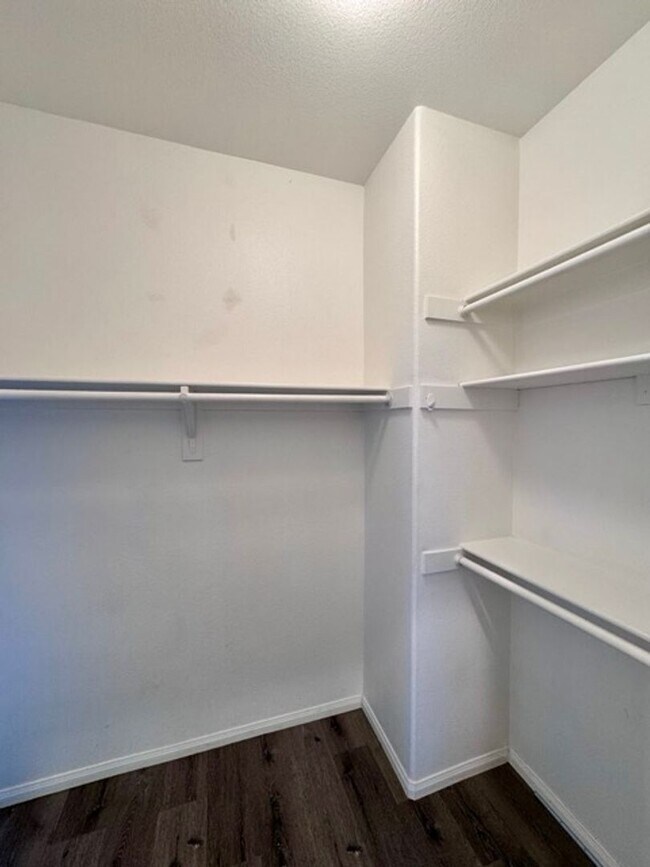 Building Photo - Move-In Special! Move in by September 15 a...