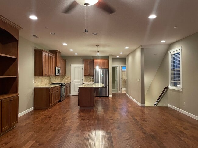 Building Photo - BEAUTIFUL LUXURY Style Townhouse with a go...