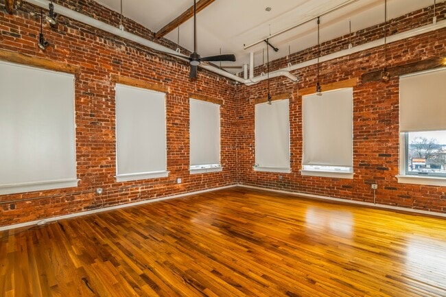 Building Photo - 400 W Church Ave