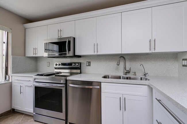 Building Photo - 8535 Casa Del Lago