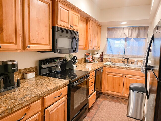 Building Photo - 3200 S Litzler Dr