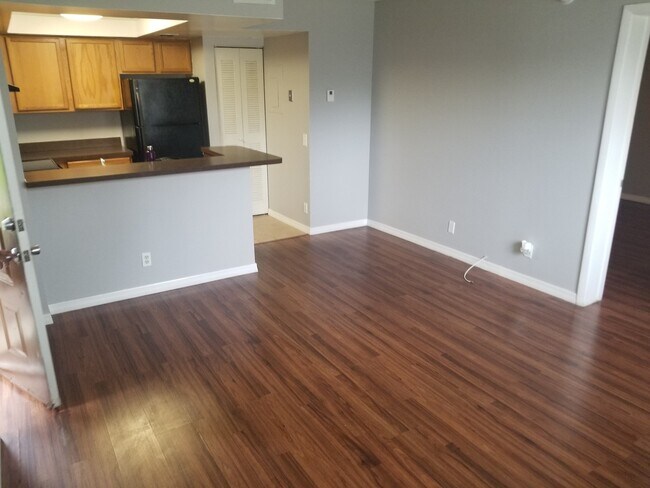 Building Photo - ONE BEDROOM ONE BATHROOM! WATERFRONT COMMUNITY!