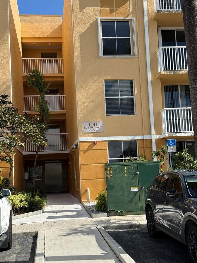 Building Photo - 1341 SE 3rd Ave