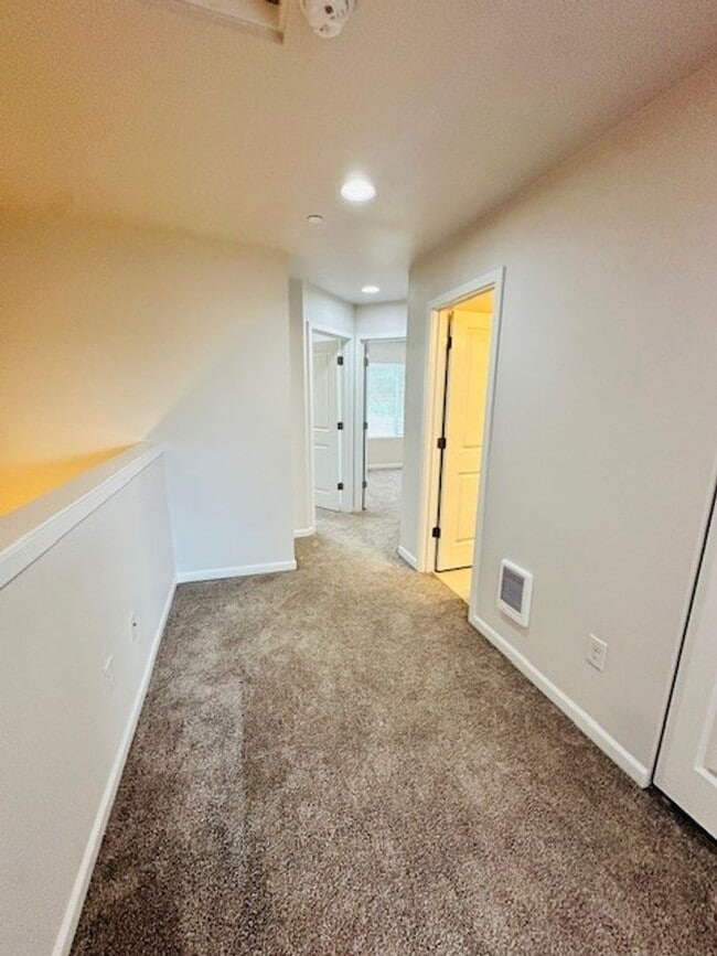 Building Photo - 3Bd/2.25Ba Seattle Townhouse