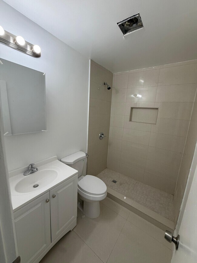 Building Photo - 465 NE 139th St