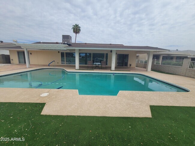 Building Photo - 17230 N Country Club Dr