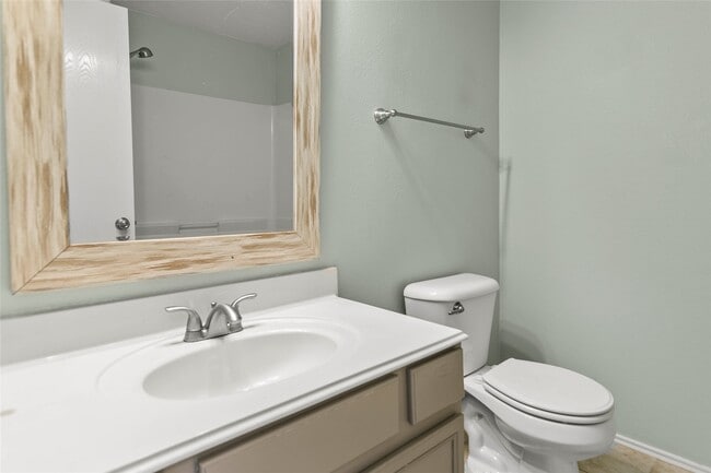 Building Photo - 6 Thicket Grove Pl