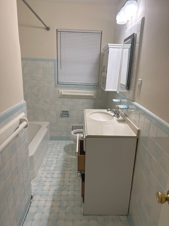 Building Photo - Beautifully updated and conveniently locat...
