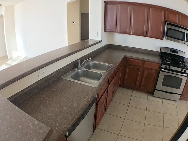 Building Photo - East El Paso 3bed/2bath Refrig A/C