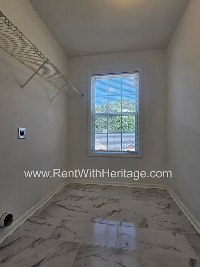 Building Photo - Awesome 3 bd/ 2ba With Everything Brand Ne...