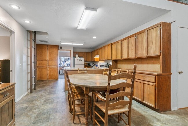 Building Photo - 6 Bed 3 Bath Accessible Rambler