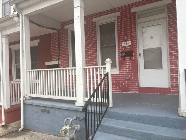 Building Photo - Section 8 Eligible-Spacious 3-4 Bedroom House, Yard, Parking-York City SD