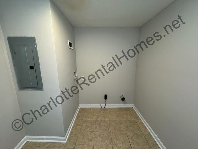 Building Photo - Nice 2 bedroom 2 bath home with large deta...