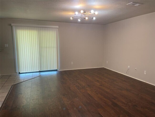 Building Photo - 630 Valley View Dr
