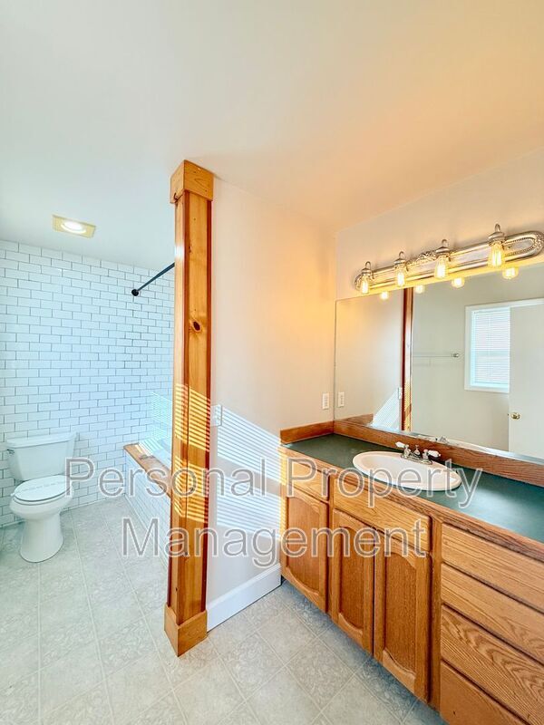 Building Photo - 11117 NE 104th St