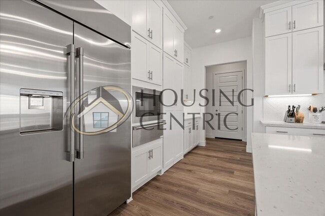 Building Photo - Modern & Elegant Living in Emerald Peak, E...