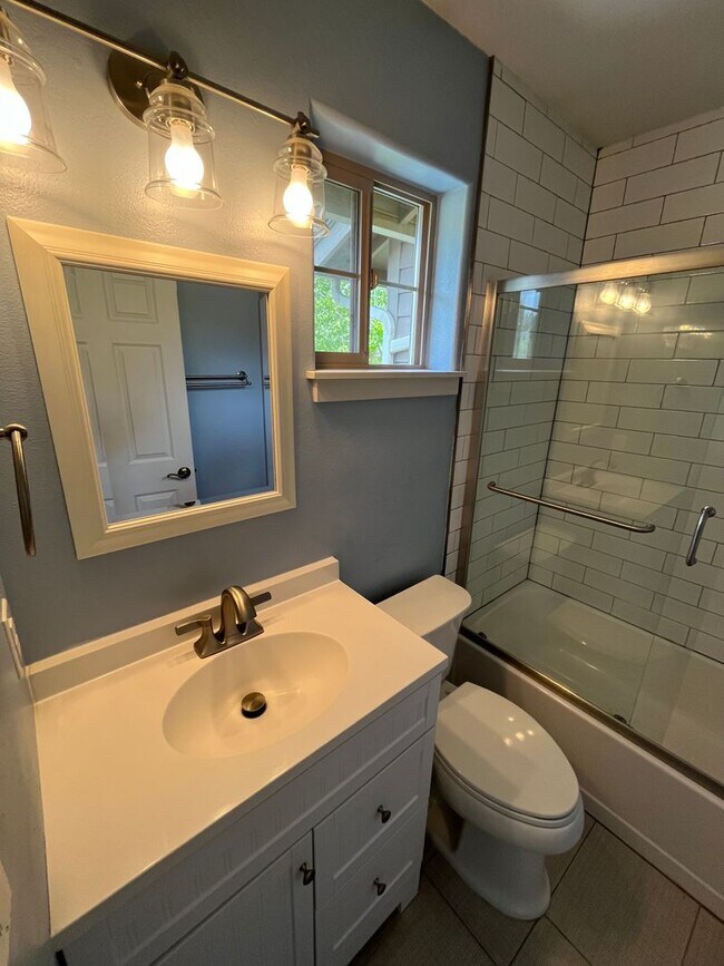 Building Photo - Beautiful 2 Bed/2.5 Bath Townhome on Bend'...