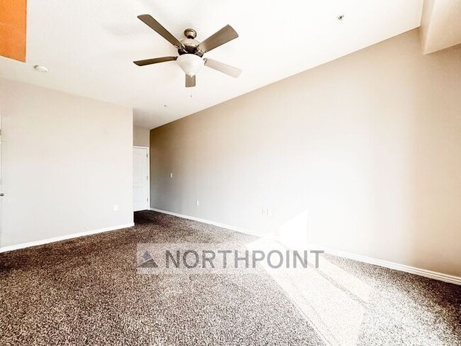 Building Photo - 2 Bed 2 Bath Condo - 9 foot ceilings with Mountain Views from deck!