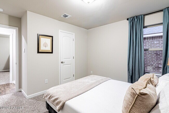 Building Photo - 125 Lake Ridge Dr