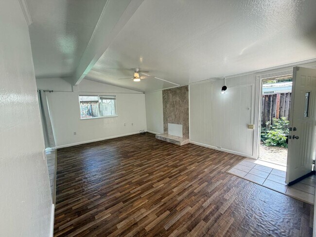 Building Photo - 10670 Minette Dr