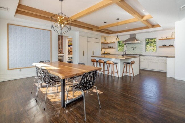 Building Photo - 89 Pantigo Rd