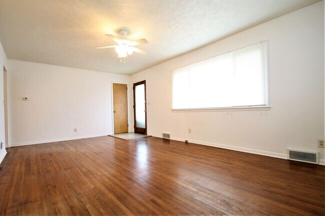 Building Photo - 3 Bedroom / 2 Bath Home AVAILABLE NOW!