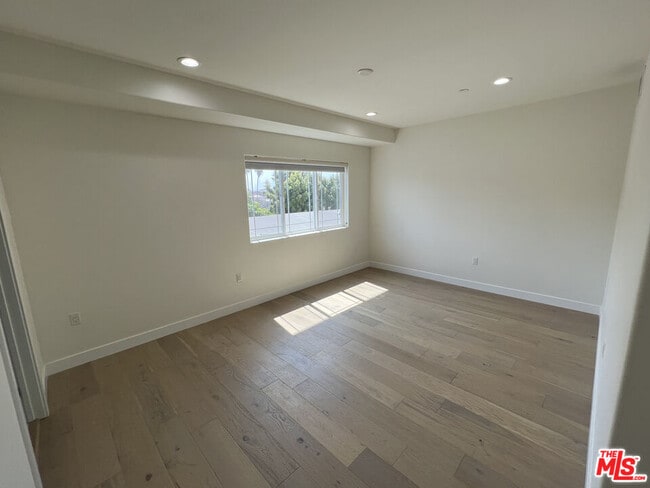 Building Photo - 5019 W Maplewood Ave