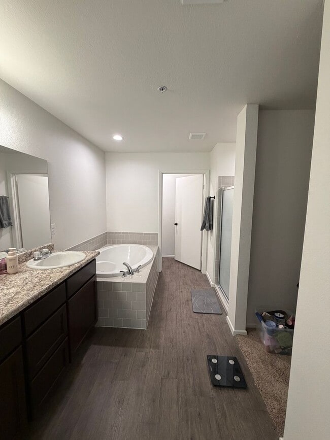 Building Photo - 3 BEDROOM HOME IN DESERT SKY!