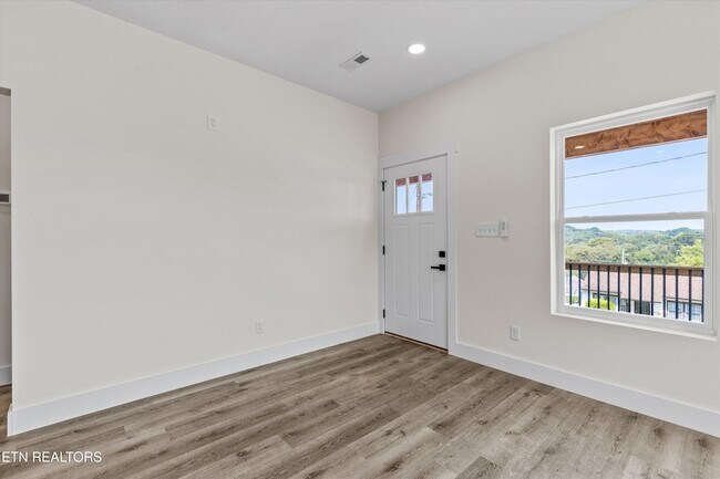 Building Photo - 3900 Lilac Ave