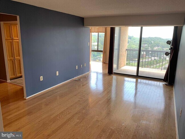 Building Photo - 4500 S Four Mile Run Dr