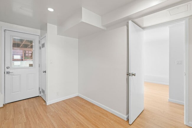 Building Photo - Cute. Chill. Perfect for SF living.