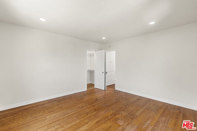Building Photo - 1122 S La Peer Dr