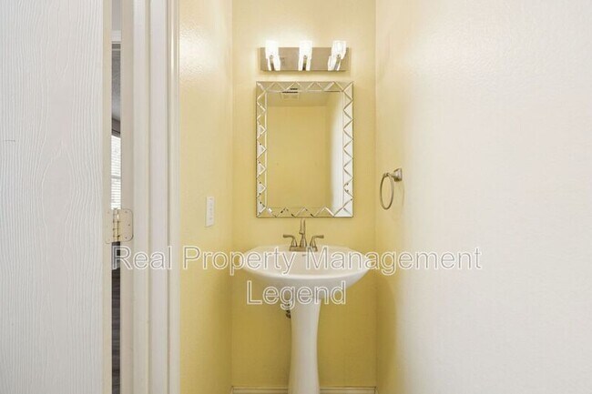 Building Photo - 2900 Sheridan Ln