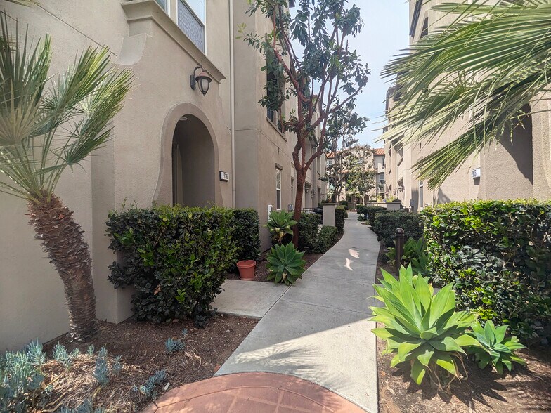 Building Photo - 936 Lilac Ln