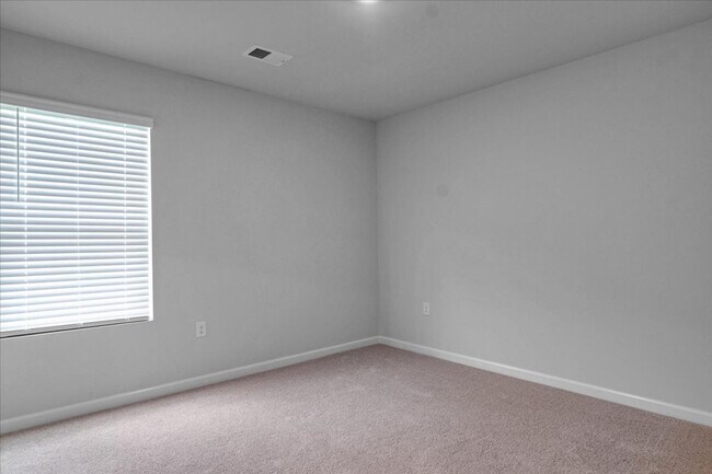 Building Photo - MOVE IN READY
