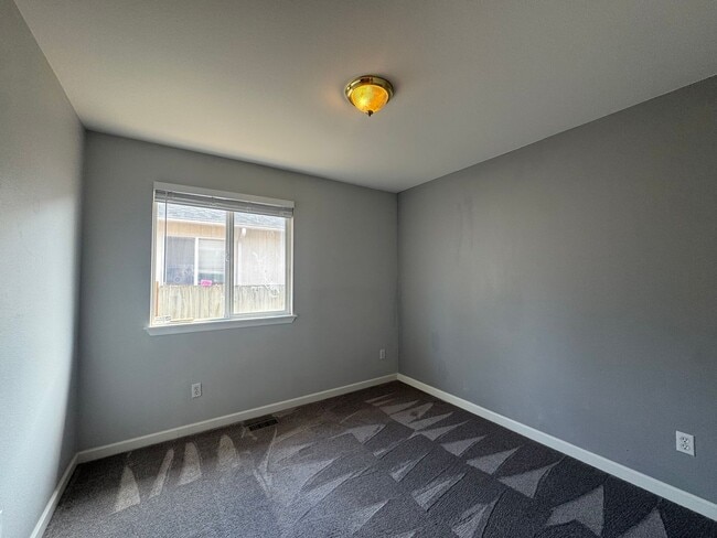 Building Photo - Beautiful One Story House - 3 bed in Spanaway!