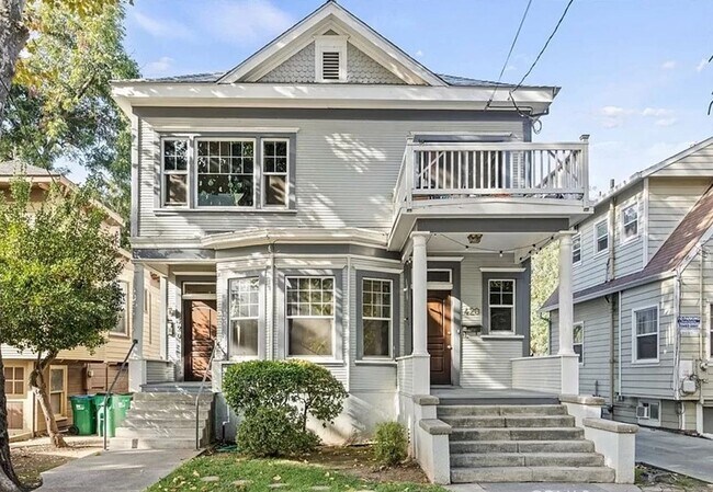 Primary Photo - 420 W 4th St