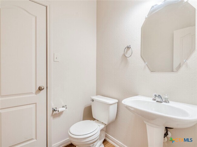 Building Photo - 209 Buckingham Dr