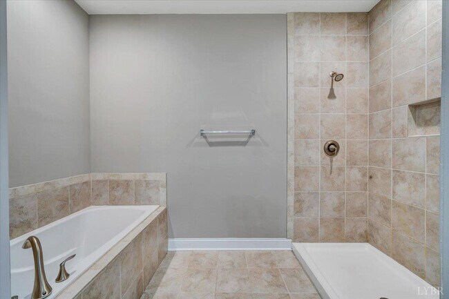 Building Photo - 1021 Lochwood Hl Dr