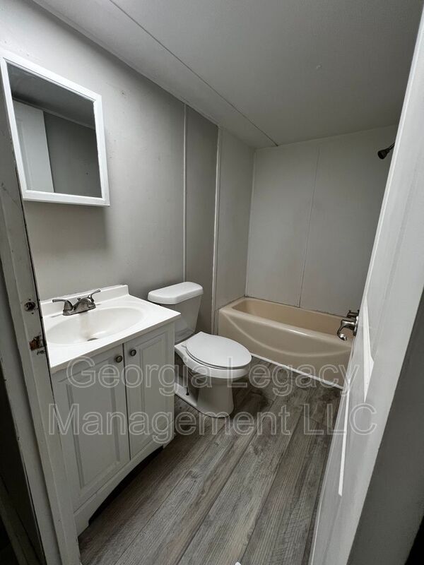 Building Photo - 581 Ila Rd