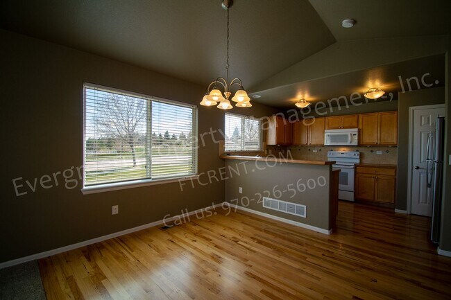 Building Photo - 3 bed, 3 bath Corner Lot in the Maple Hill...