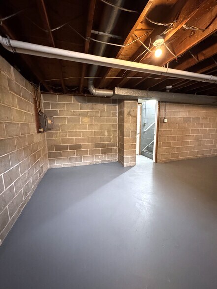 Building Photo - 2023 Burton Ave