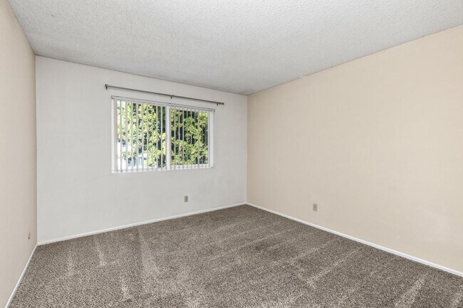 Building Photo - Move-in Ready Condo!