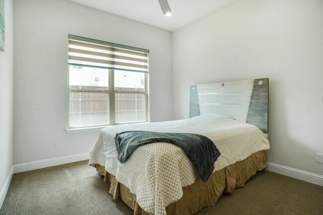 Building Photo - 2404 Palmetto Way