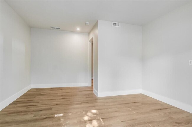 Building Photo - 736 Wales Way