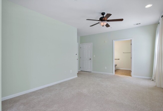 Building Photo - Stunning, Spacious 2 Bedroom Condo in Midl...