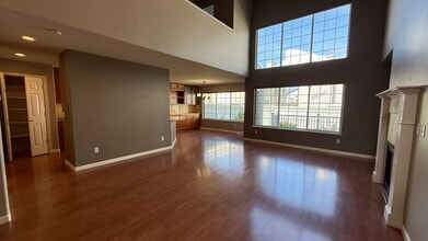 Building Photo - West Side 3 Bed/2.5 Bath Townhouse Condo. Available NOW!